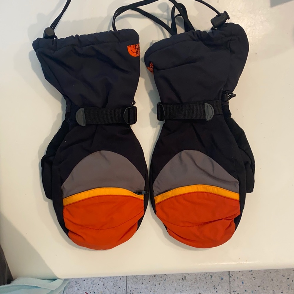 In time for SKI SEASON The NorthFace ski mittens